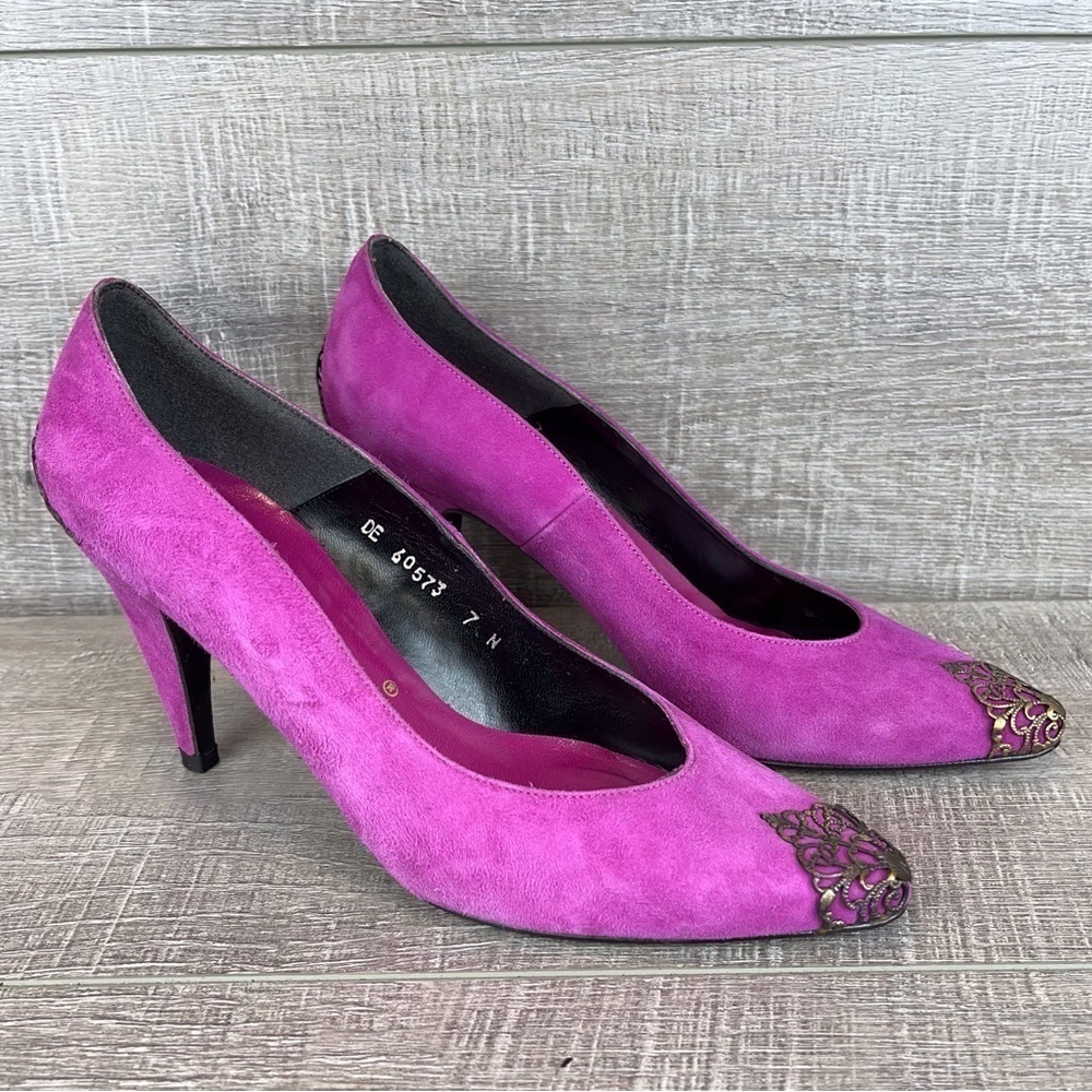 Caressa size 7 N fuschia suede metal filigree accent heels